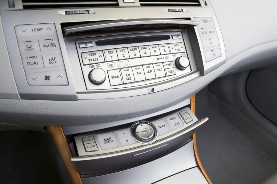 Детали интерьера Toyota Avalon (GSX30) 2005 года  (фото 29 из 79)